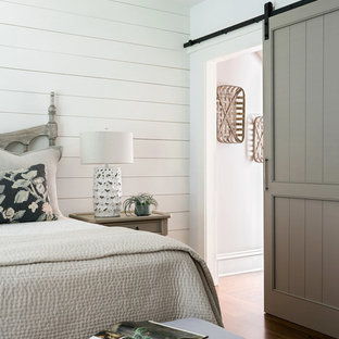 Imagen de habitación de invitados marinera, de tamaño medio, con paredes multicolor, suelo de madera oscura y suelo marrón
