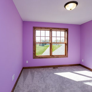 Mittelgroßes Klassisches Gästezimmer ohne Kamin mit lila Wandfarbe und Teppichboden in Minneapolis