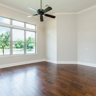 Imagen de dormitorio principal, mediterráneo, grande, con paredes beige, suelo de piedra caliza, chimenea de doble cara, marco de chimenea de baldosas y/o azulejos y suelo beige