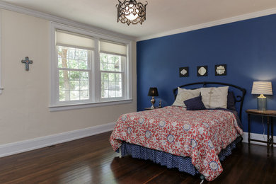 Пример оригинального дизайна: большая гостевая спальня (комната для гостей): освещение в классическом стиле с синими стенами и темным паркетным полом без камина