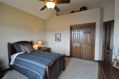 Example of a mid-sized classic guest carpeted bedroom design in Milwaukee with beige walls