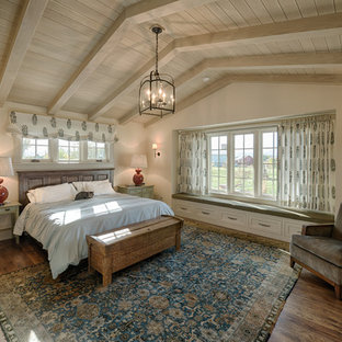 Foto de habitación de invitados campestre, grande, sin chimenea, con paredes blancas y suelo de contrachapado