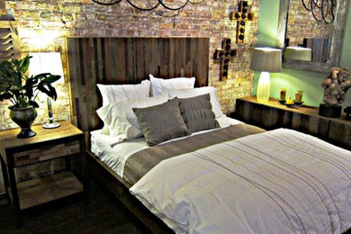 他の地域にある中くらいなラスティックスタイルのおしゃれな客用寝室 (緑の壁、濃色無垢フローリング、暖炉なし、茶色い床) のレイアウト