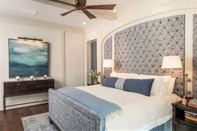 Imagen de dormitorio principal grande con paredes beige, suelo de linóleo y suelo marrón