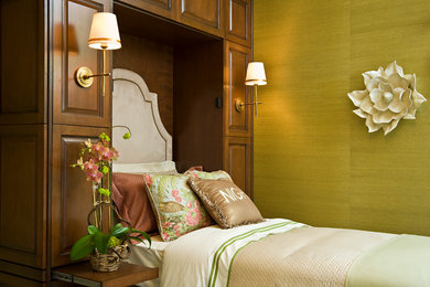 ルイビルにある中くらいなトラディショナルスタイルのおしゃれな客用寝室 (緑の壁、カーペット敷き、暖炉なし、ベージュの床) のレイアウト