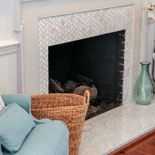Foto de habitación de invitados tradicional renovada, grande, con paredes blancas, suelo de madera en tonos medios, chimenea tradicional, marco de chimenea de baldosas y/o azulejos y suelo marrón