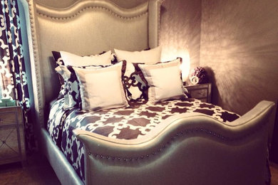 Foto de dormitorio principal con paredes beige y moqueta