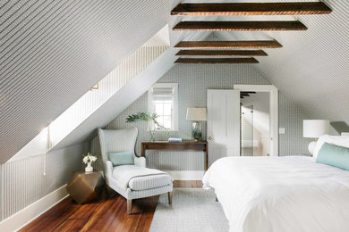チャールストンにある広い北欧スタイルのおしゃれな主寝室 (マルチカラーの壁、濃色無垢フローリング、暖炉なし、茶色い床)