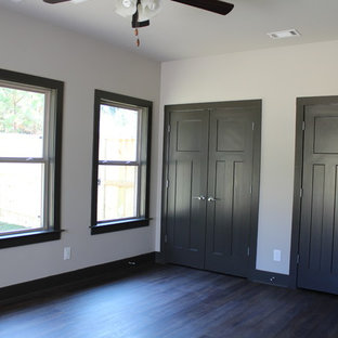 Foto de dormitorio principal, de estilo americano, de tamaño medio, sin chimenea, con paredes blancas, suelo vinílico y suelo negro