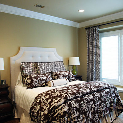 Bedroom - transitional dark wood floor bedroom idea in Dallas with beige walls