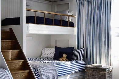 Modelo de dormitorio principal minimalista pequeño con paredes blancas y suelo azul