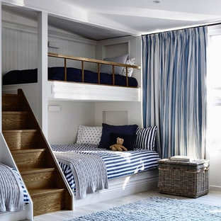 Modelo de dormitorio principal, minimalista, pequeño, con paredes blancas y suelo azul