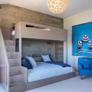 Foto de dormitorio tipo loft, actual, de tamaño medio, con paredes multicolor y moqueta