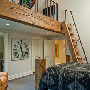 Diseño de dormitorio tipo loft, rústico, grande, sin chimenea, con paredes blancas, suelo de madera oscura y suelo marrón