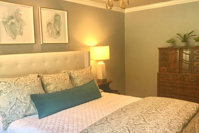 Foto de dormitorio principal de tamaño medio con paredes grises y suelo de madera en tonos medios