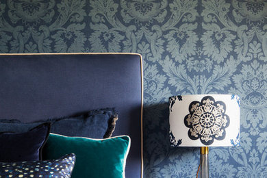 Imagen de habitación de invitados moderna de tamaño medio con paredes azules