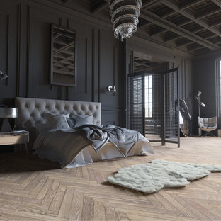 Modelo de dormitorio principal, clásico, de tamaño medio, con paredes negras, suelo de madera clara y suelo marrón