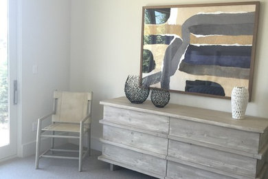 Ejemplo de habitación de invitados tradicional renovada de tamaño medio con paredes beige, moqueta y suelo beige