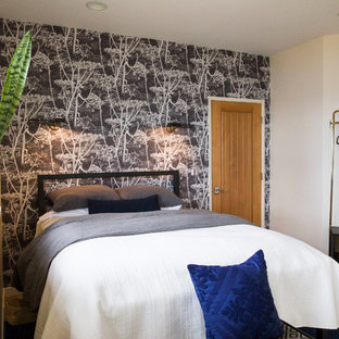 Kleines Modernes Gästezimmer mit schwarzer Wandfarbe, Schieferboden und beigem Boden in Sonstige
