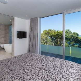 Diseño de dormitorio principal, contemporáneo, de tamaño medio, con paredes amarillas y moqueta