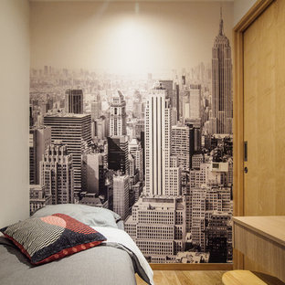 Imagen de dormitorio actual, pequeño, con paredes blancas, suelo vinílico y suelo beige