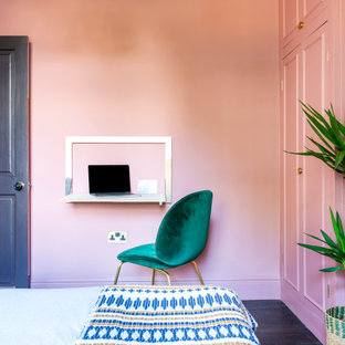 Foto de habitación de invitados ecléctica, de tamaño medio, sin chimenea, con paredes rosas, suelo de madera oscura y suelo marrón