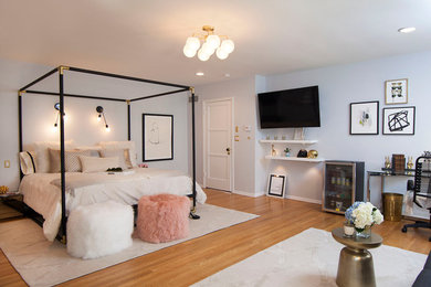 Diseño de dormitorio principal clásico renovado grande sin chimenea con paredes grises, suelo de madera en tonos medios y suelo marrón