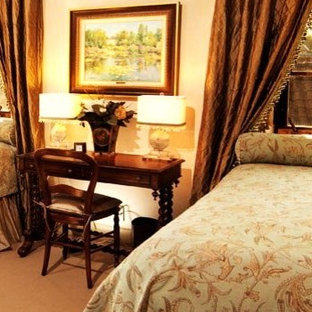 Imagen de habitación de invitados mediterránea, grande, con paredes beige, suelo de piedra caliza, marco de chimenea de piedra y suelo beige