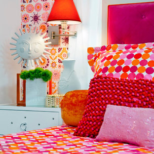 Diseño de dormitorio principal, actual, de tamaño medio, con paredes multicolor