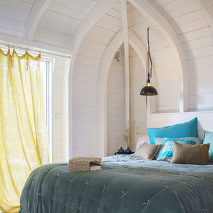 Cette image montre une chambre marine avec un mur blanc.