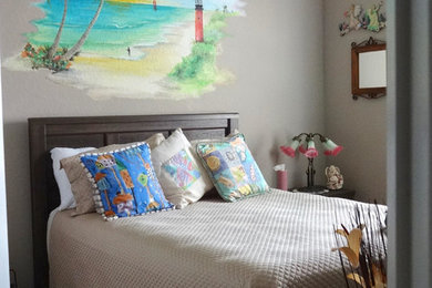 マイアミにあるトロピカルスタイルのおしゃれな寝室 (マルチカラーの壁)