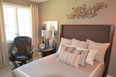 インディアナポリスにある中くらいなインダストリアルスタイルのおしゃれなロフト寝室 (グレーの壁、カーペット敷き) のインテリア