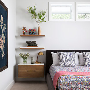 Exemple d'une chambre avec moquette tendance avec un mur blanc, un sol gris, un plafond en lambris de bois et un plafond voûté.