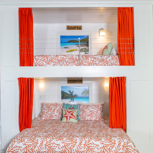 Geräumiges Maritimes Schlafzimmer im Loft-Style mit weißer Wandfarbe, Travertin und beigem Boden in Sonstige