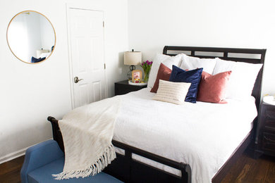 Ejemplo de dormitorio principal clásico renovado pequeño con paredes blancas y suelo de madera en tonos medios