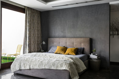 デリーにあるコンテンポラリースタイルのおしゃれな主寝室 (グレーの壁、グレーの床、折り上げ天井) のレイアウト