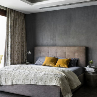 Foto di una camera matrimoniale design con pareti grigie, pavimento grigio e soffitto ribassato