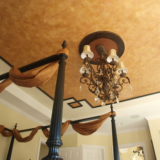 Mittelgroßes Klassisches Hauptschlafzimmer ohne Kamin mit gelber Wandfarbe und Teppichboden in Charleston