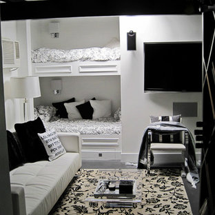 Modelo de dormitorio tipo loft, moderno, de tamaño medio, con suelo laminado