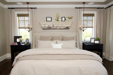 Diseño de dormitorio principal clásico grande con paredes beige y suelo de madera oscura