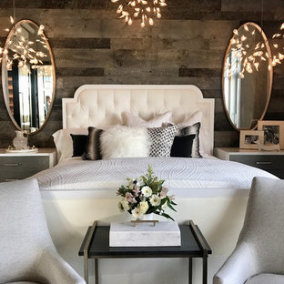 Imagen de dormitorio principal, urbano, de tamaño medio, con paredes grises, suelo de madera en tonos medios y suelo gris