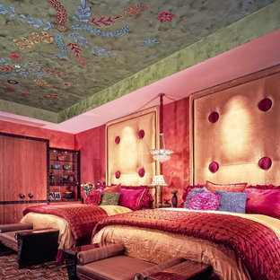 Idee per una camera da letto etnica con pareti rosse, moquette e pavimento rosso