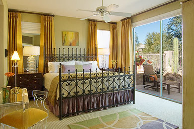 フェニックスにある広いコンテンポラリースタイルのおしゃれな主寝室 (緑の壁、カーペット敷き)