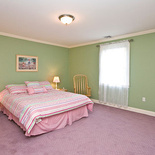 Foto de dormitorio tradicional, grande, con paredes verdes y moqueta