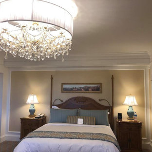 Modelo de habitación de invitados tradicional, de tamaño medio, con paredes beige, suelo de ladrillo y suelo multicolor