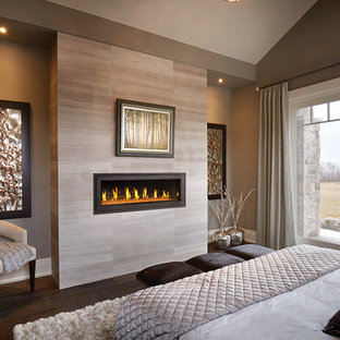 Ejemplo de dormitorio principal, contemporáneo, de tamaño medio, con paredes beige, suelo de madera oscura, chimenea lineal, marco de chimenea de baldosas y/o azulejos y suelo marrón