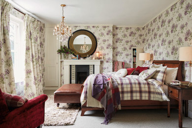 Modelo de dormitorio clásico con paredes multicolor, moqueta, todas las chimeneas y suelo beige