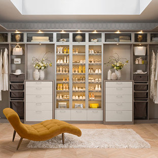 Imagen de dormitorio principal, contemporáneo, extra grande, con paredes multicolor