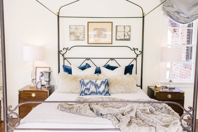 デンバーにある中くらいなエクレクティックスタイルのおしゃれな主寝室 (白い壁、無垢フローリング、暖炉なし、茶色い床)