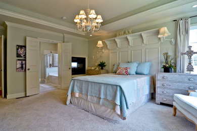 ナッシュビルにある中くらいなトラディショナルスタイルのおしゃれな主寝室 (緑の壁、カーペット敷き) のインテリア
